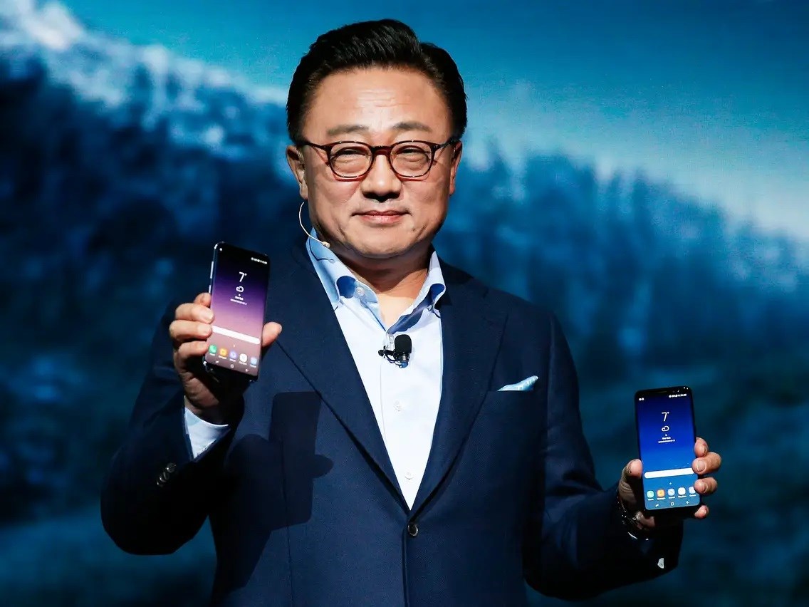 Samsung CEO-su yavaşladılan smartfonlar üçün üzr istəyib